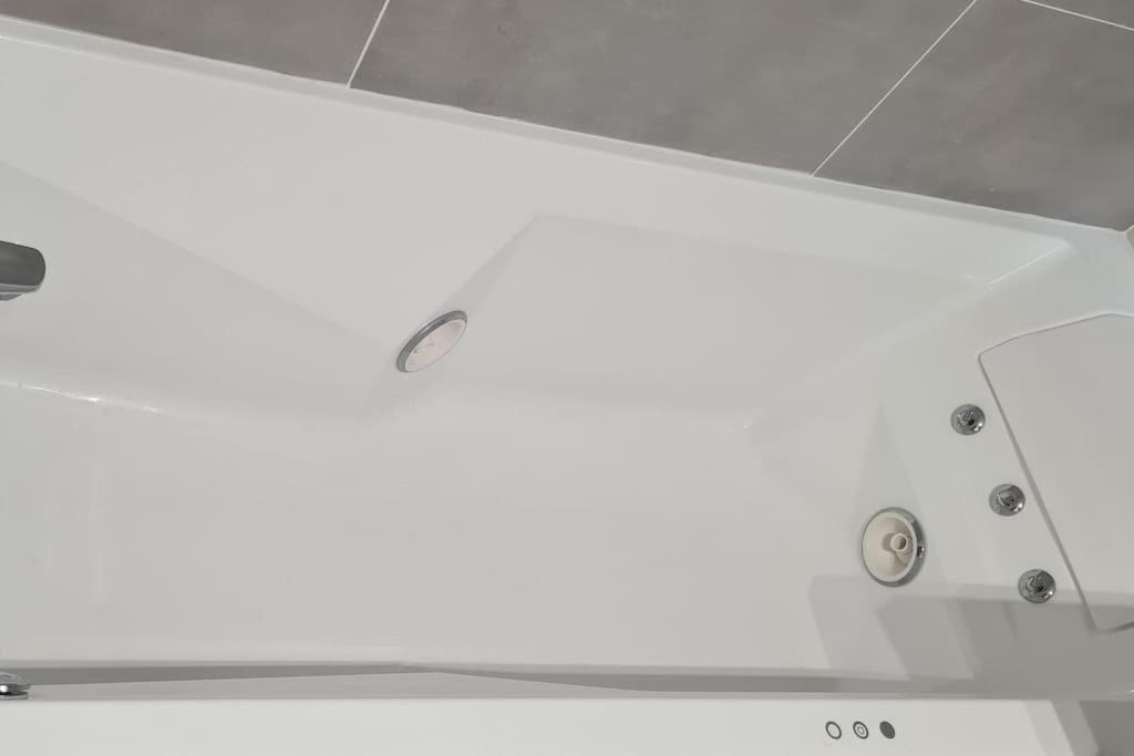 Charmant Logement Avec Jacuzzi Mantes-la-Jolie Eksteriør bilde
