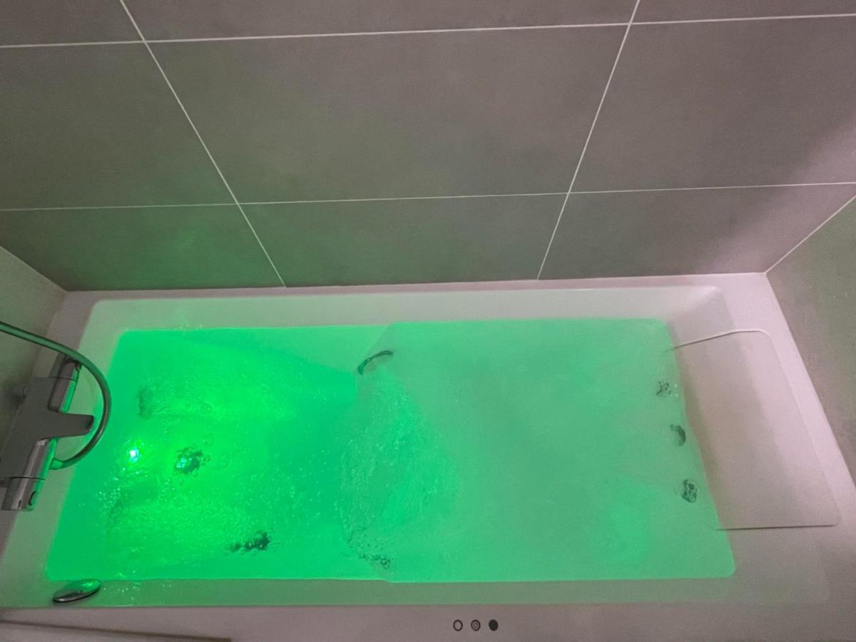 Charmant Logement Avec Jacuzzi Mantes-la-Jolie Eksteriør bilde
